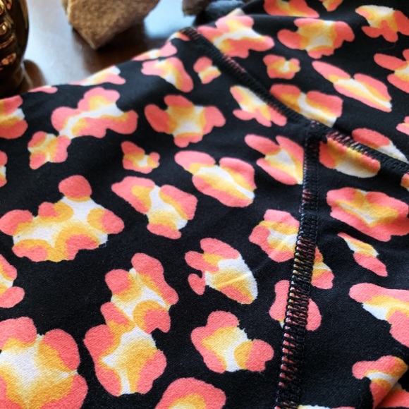 Betsey Johnson-NWT Black Design Exercise Leggings - Picture 5 of 5